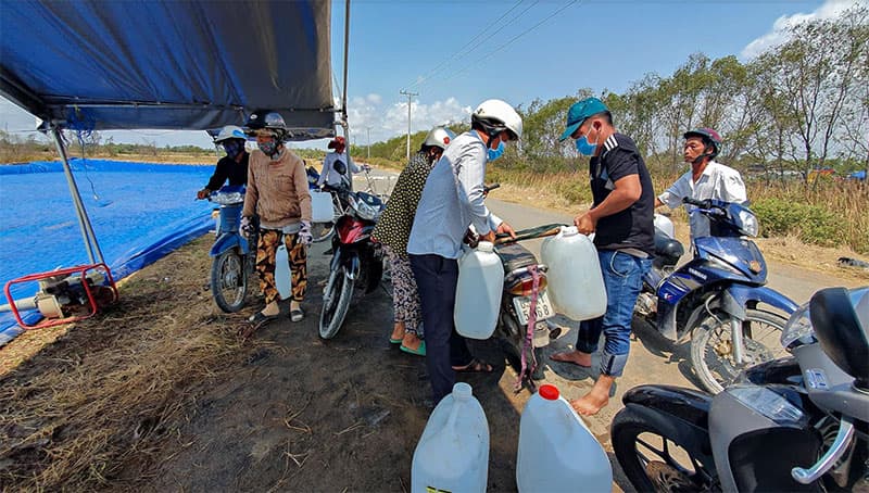 Tiếp sức cho cây thanh long trong mùa hạn, mặn