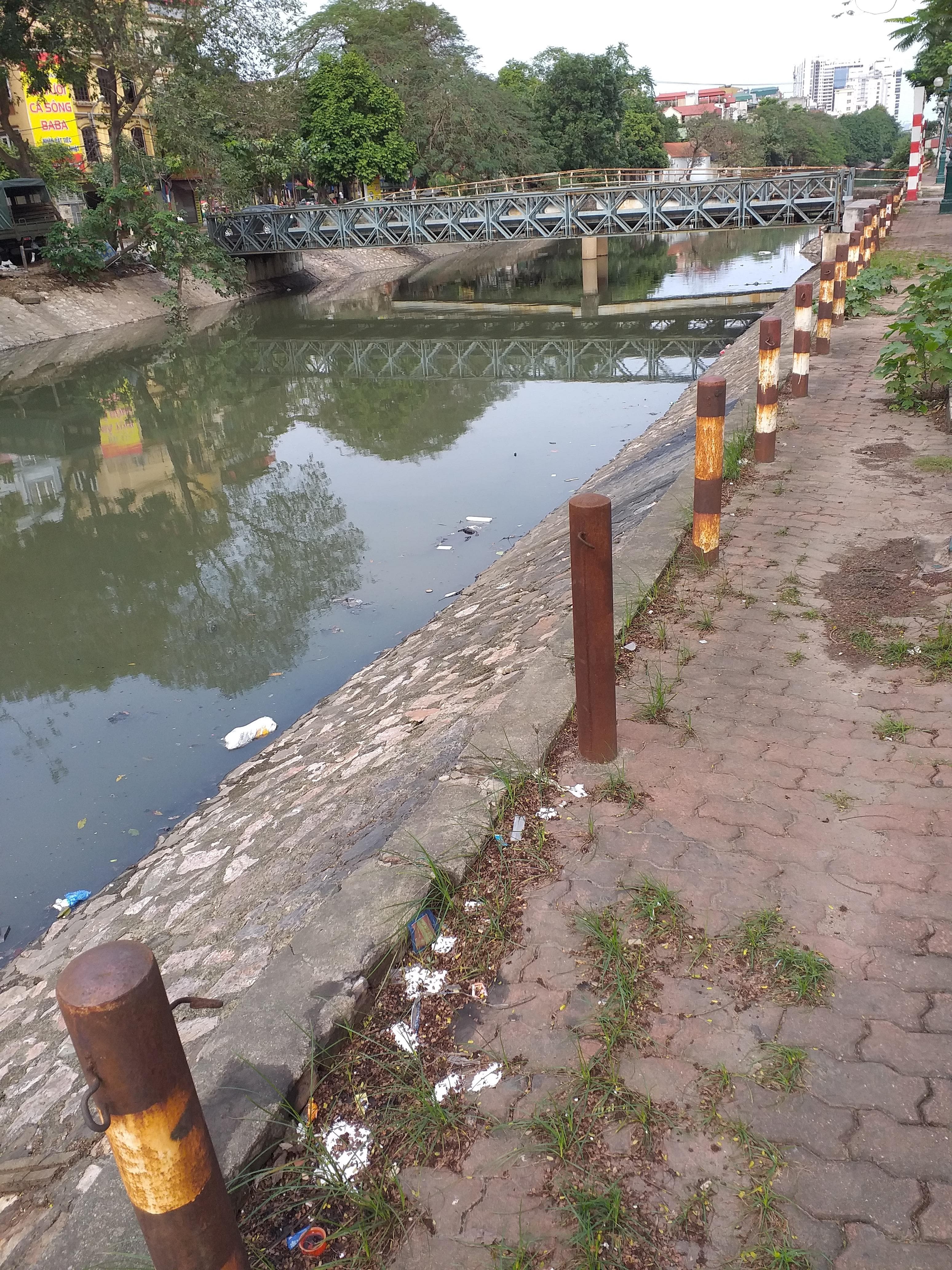 Hàng rào dây xích sắt trơ cọc dọc bờ sông