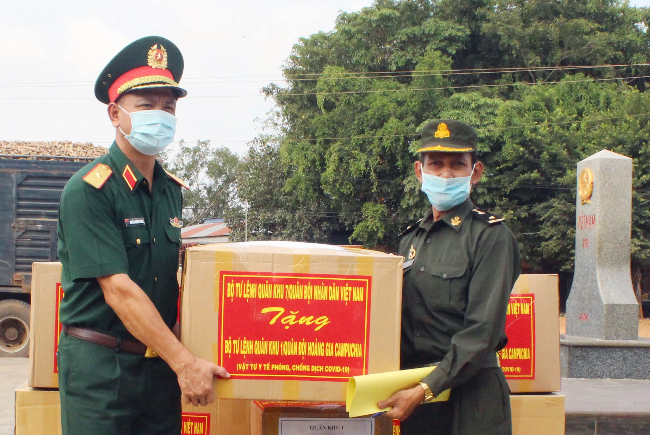 Trao vật tư y tế phòng, chống dịch Covid-19 tặng một số đơn vị Quân đội Hoàng gia Campuchia