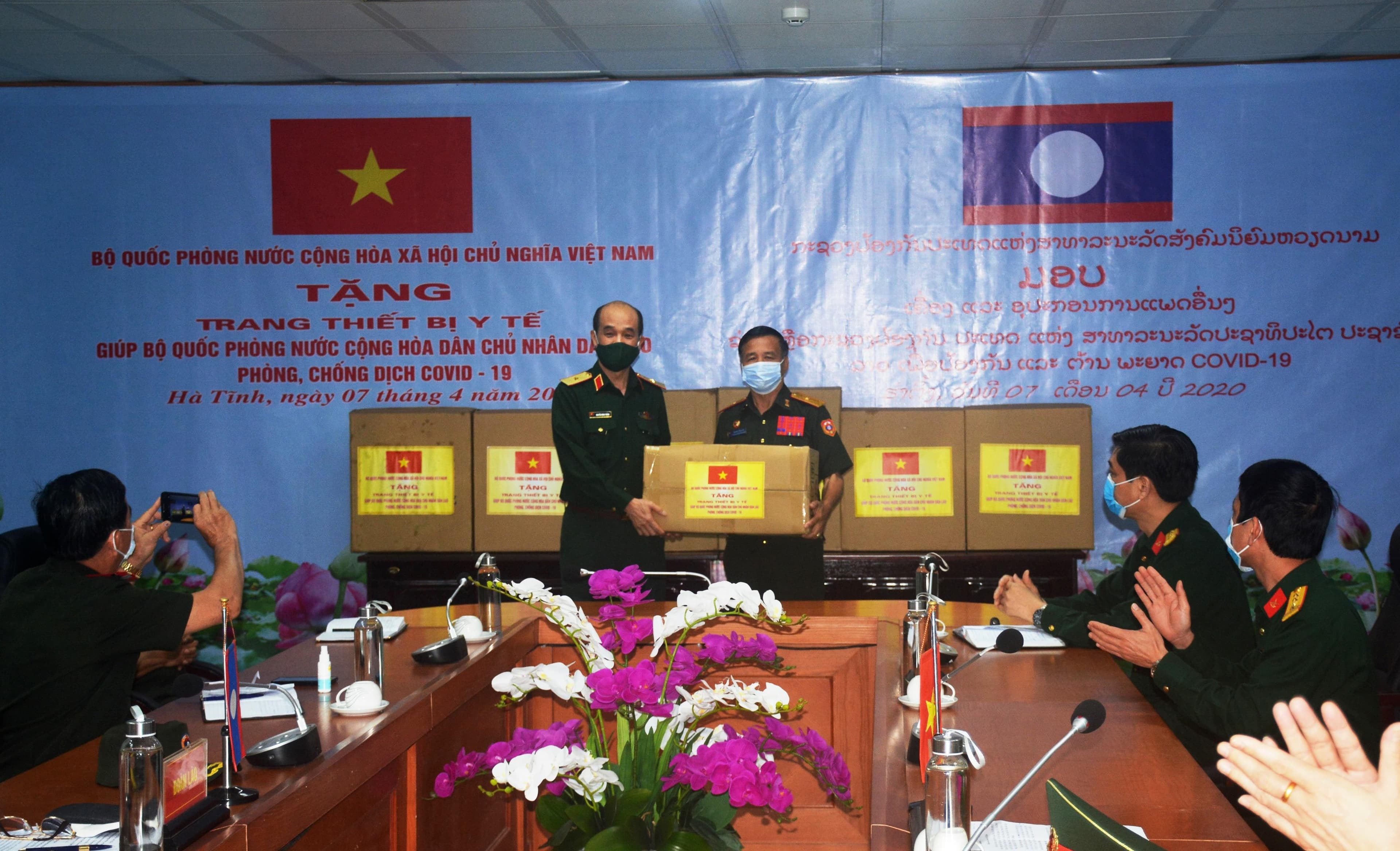 Việt- Lào sát cánh phòng chống dịch