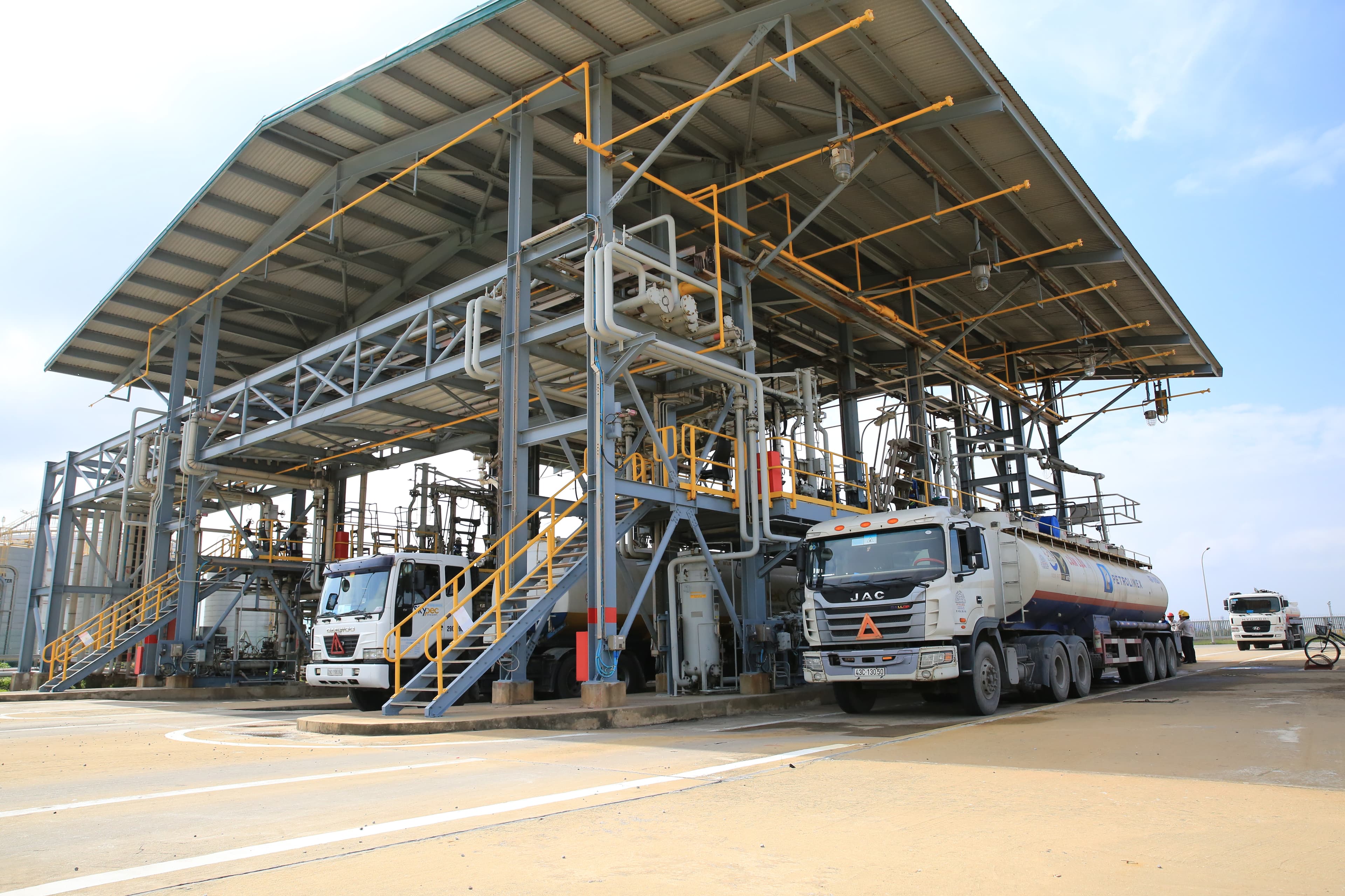 Các nhà máy lọc dầu cần nhanh những giải pháp “cấp cứu”
