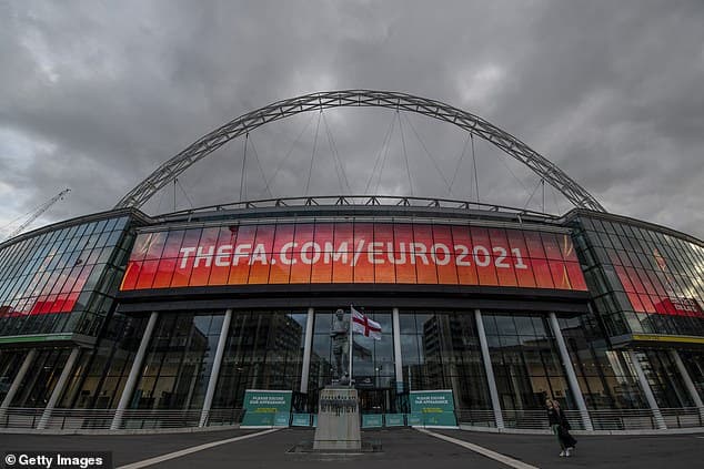 UEFA lo ngại các quốc gia rút quyền đăng cai EURO