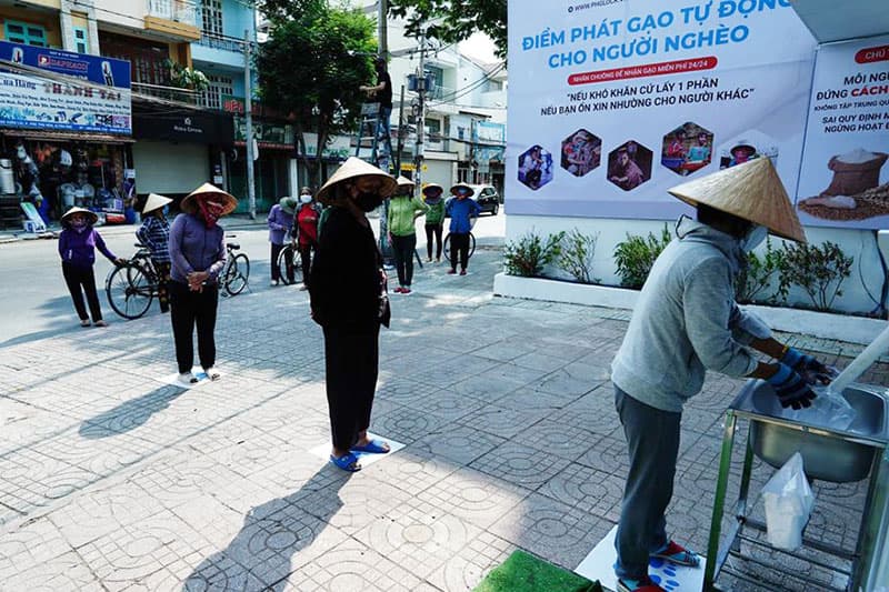 Máy phát gạo miễn phí trong mùa dịch
