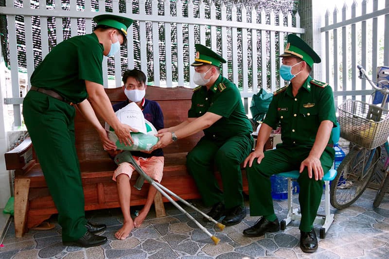 Bộ đội Biên phòng TP Hồ Chí Minh trao quà tặng hộ dân có hoàn cảnh khó khăn