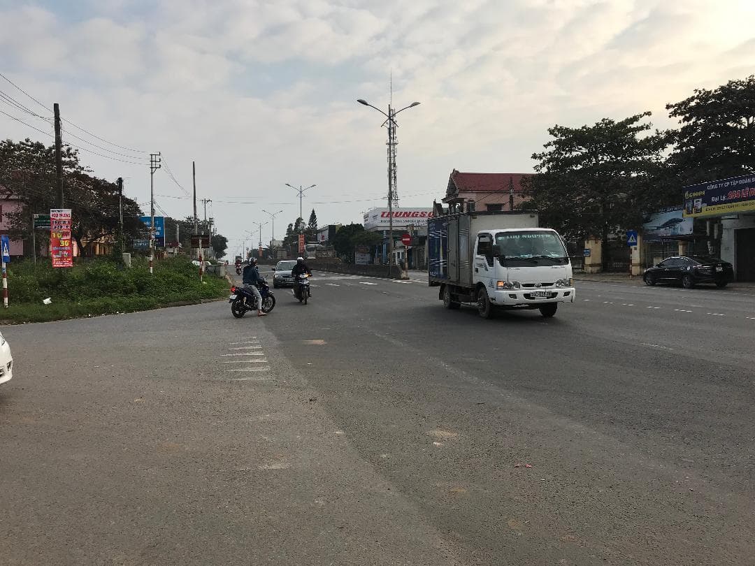 Điểm giao cắt nguy hiểm chưa có đèn tín hiệu giao thông