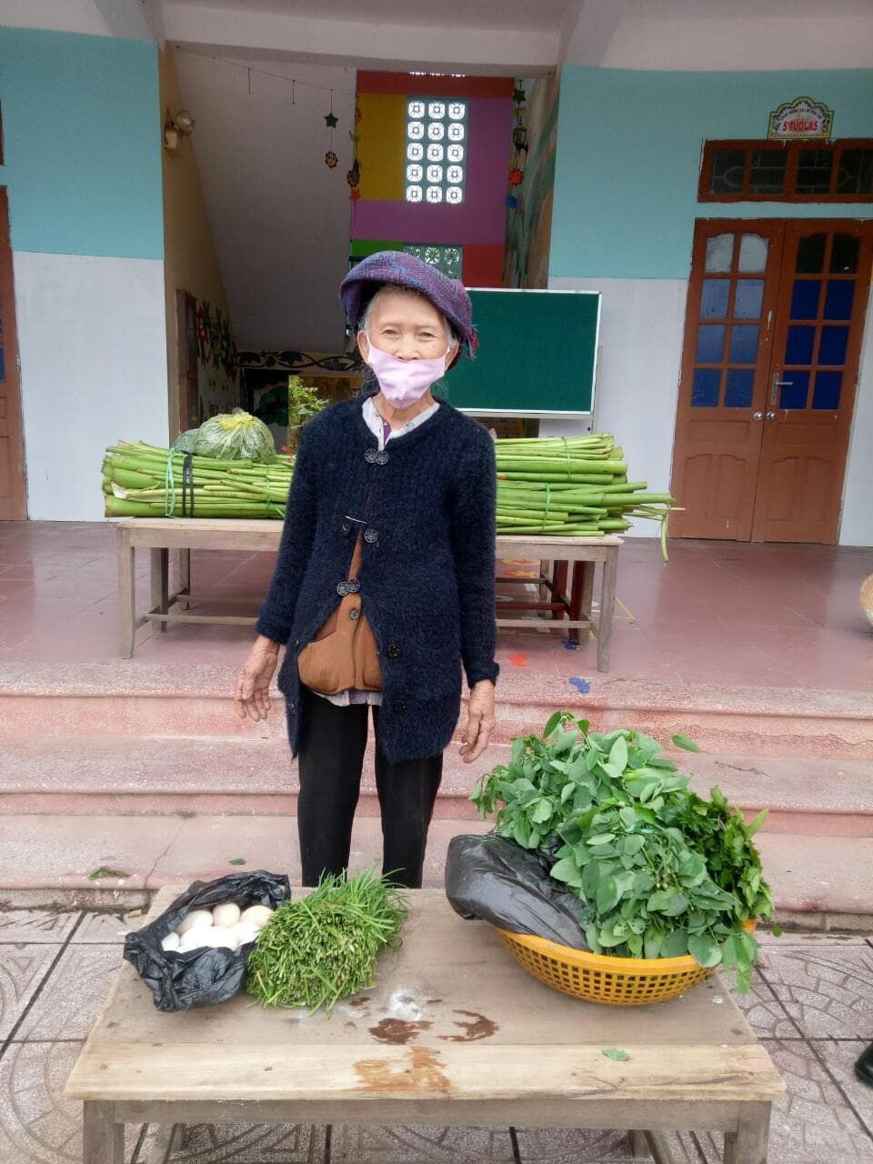 Cụ bà đi bộ gần 3km mang thực phẩm tặng khu cách ly