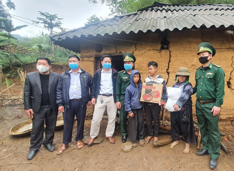 Bộ đội biên phòng Lào Cai tặng gạo đồng bào nghèo biên giới