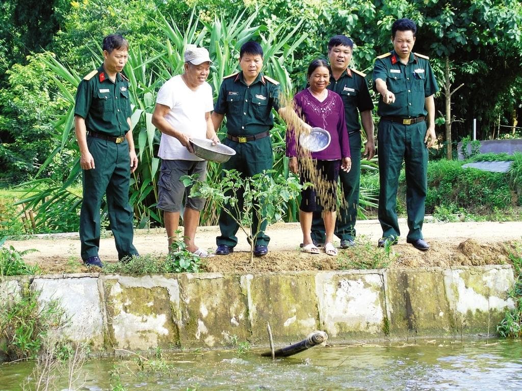 Vừa giúp dân vừa tăng gia sản xuất giỏi