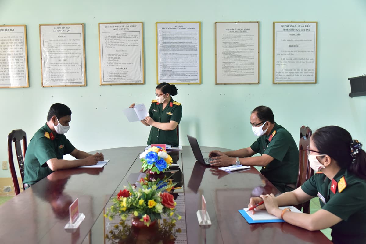 Quân khu 9 chuyển ngữ 100 câu hỏi-đáp về dịch bệnh Covid-19 sang tiếng Khmer