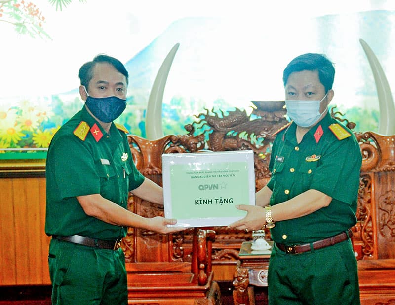 Trung tâm Phát thanh-Truyền hình Quân đội trao khẩu trang và thực phẩm chức năng tặng khu cách ly y tế tập trung