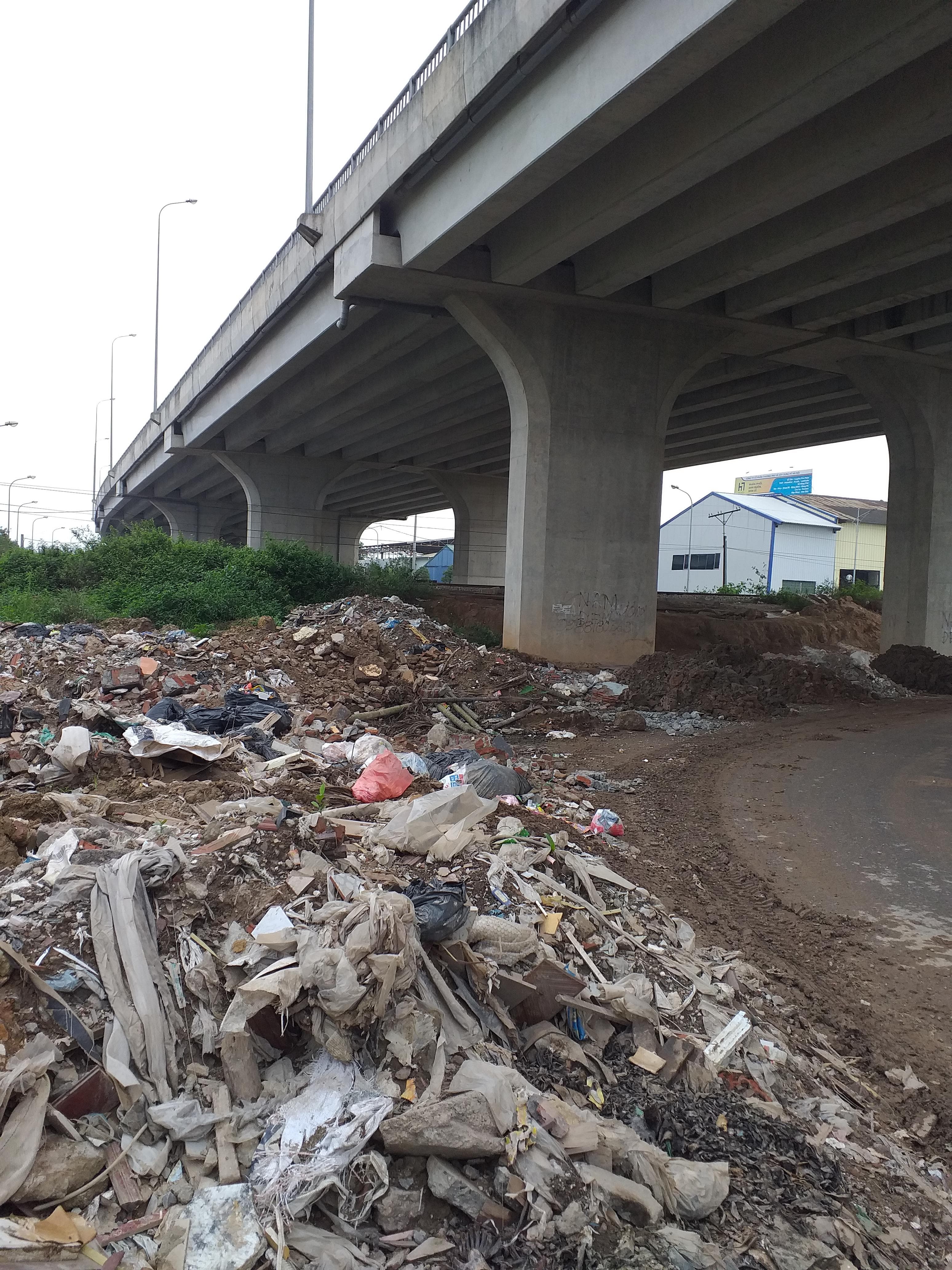 Gầm cầu vượt bị đổ phế thải xây dựng