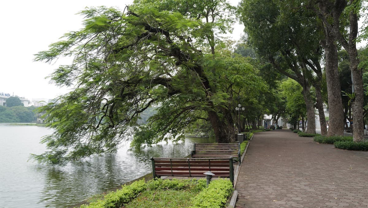 Hà Nội sáng có mưa, trưa chiều hửng nắng
