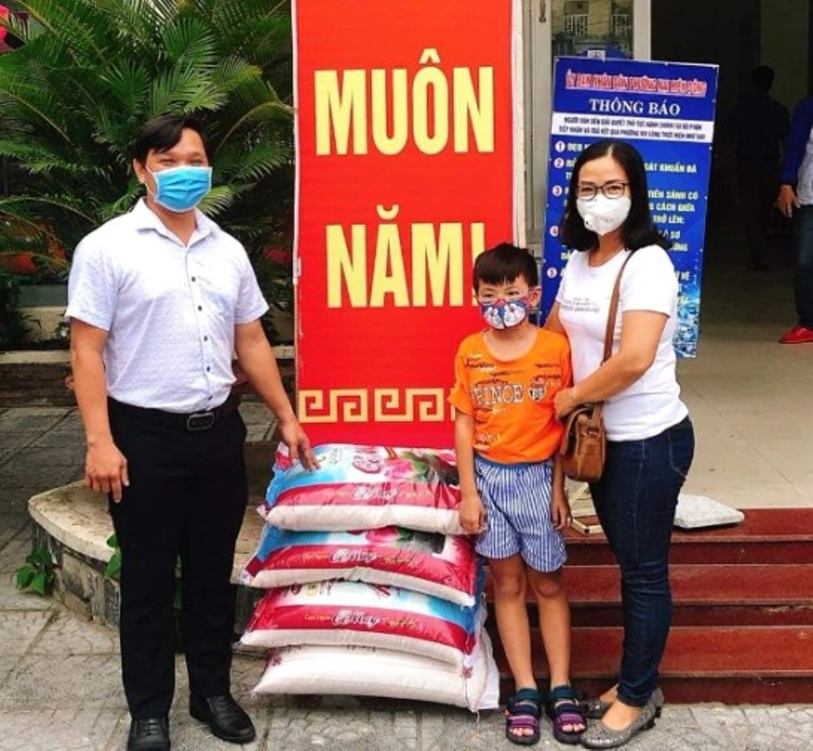 Cháu bé 10 tuổi trao tặng 100kg gạo cho người nghèo