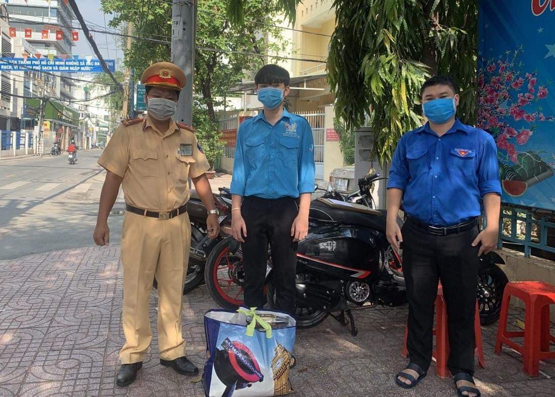Trao quà tặng cán bộ đoàn và đoàn viên, thanh niên hoàn cảnh khó khăn