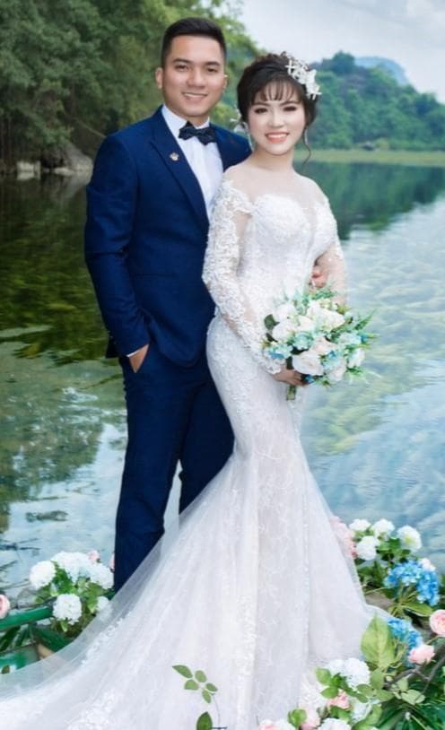 "Có tình em tha thiết đợi chờ anh"
