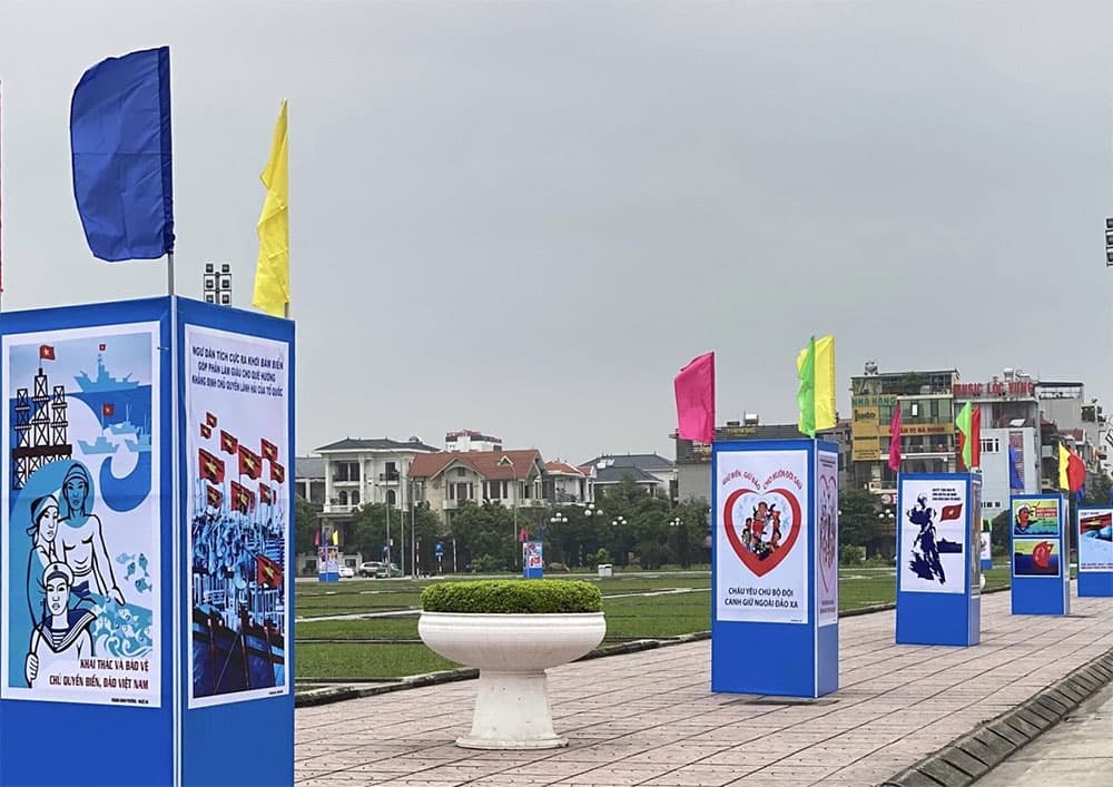 Triển lãm tranh cổ động tấm lớn tại Bắc Giang