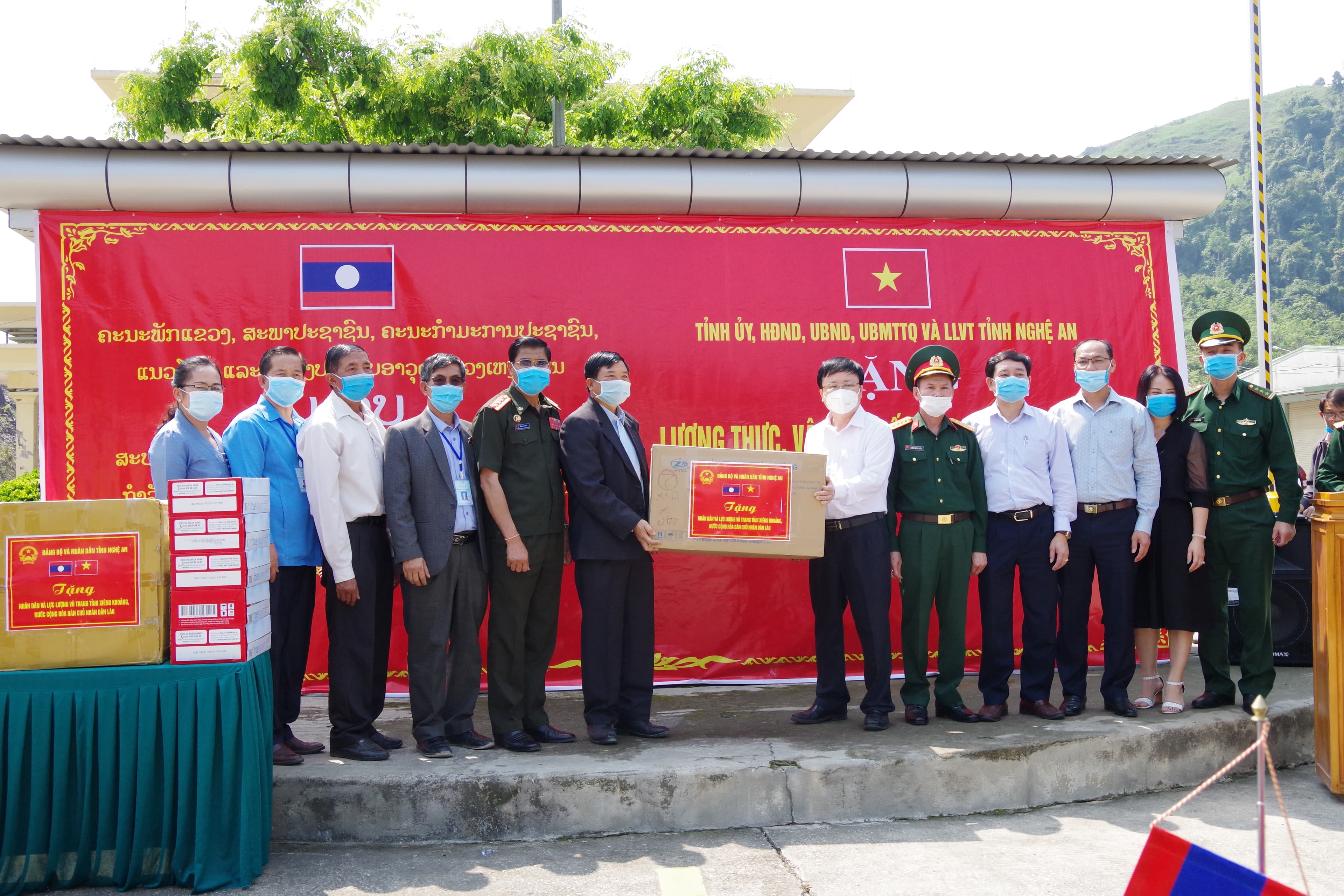 Trao trang thiết bị y tế tặng tỉnh Xiêng Khoảng phòng, chống dịch Covid-19