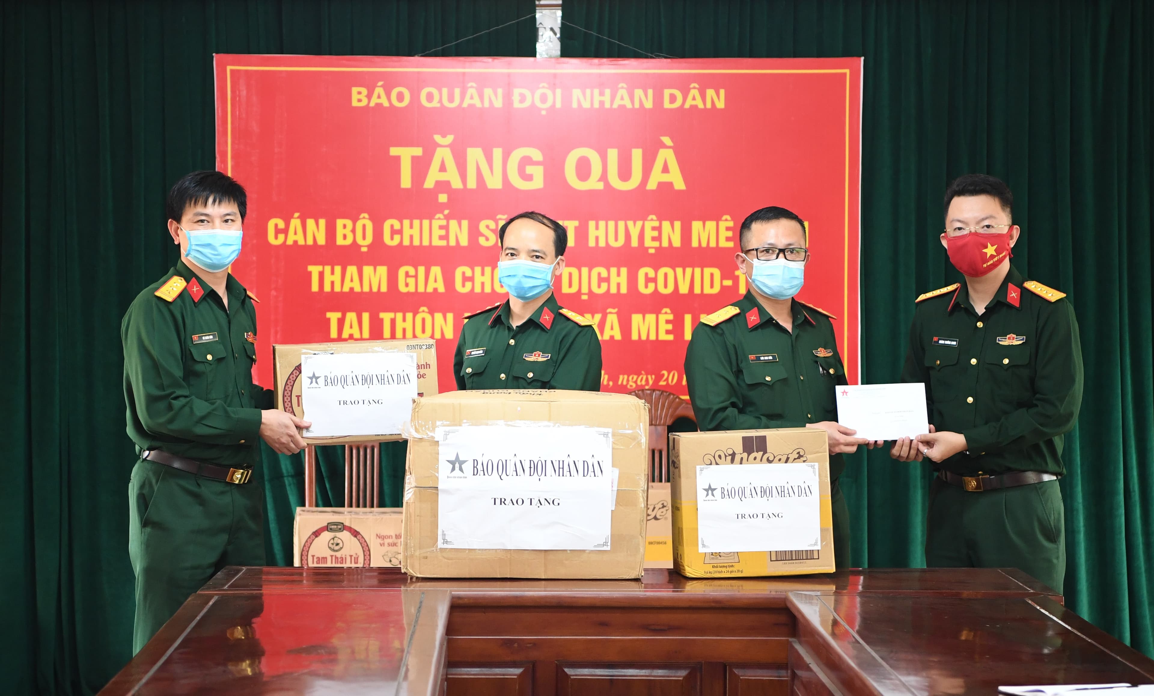 Báo Quân đội nhân dân trao thiết bị, vật tư y tế tặng Ban CHQS huyện Mê Linh