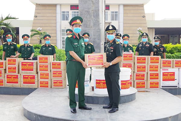 Trao tặng vật tư y tế phòng, chống dịch Covid-19 cho đơn vị, quân đội Hoàng gia Campuchia