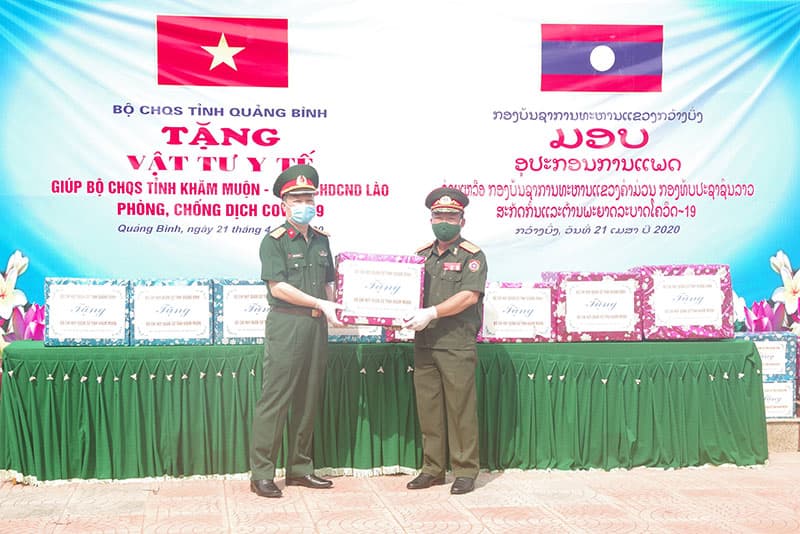 Bộ CHQS tỉnh Quảng Bình trao thiết bị y tế chống dịch Covid-19 tặng Bộ CHQS tỉnh Khăm Muộn (Lào)