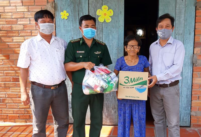 Đồn Biên phòng Phước Chỉ hỗ trợ nhân dân gặp khó khăn do ảnh hưởng dịch Covid-19