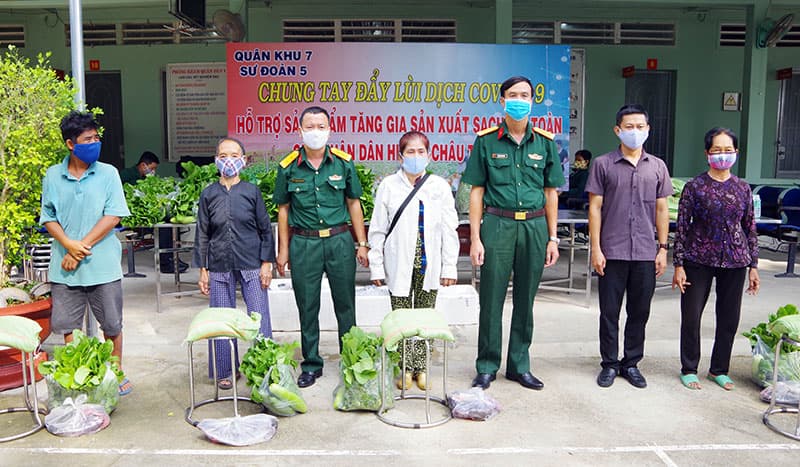 Tặng gạo, sản phẩm tăng gia sản xuất cho người nghèo bị ảnh hưởng dịch Covid-19