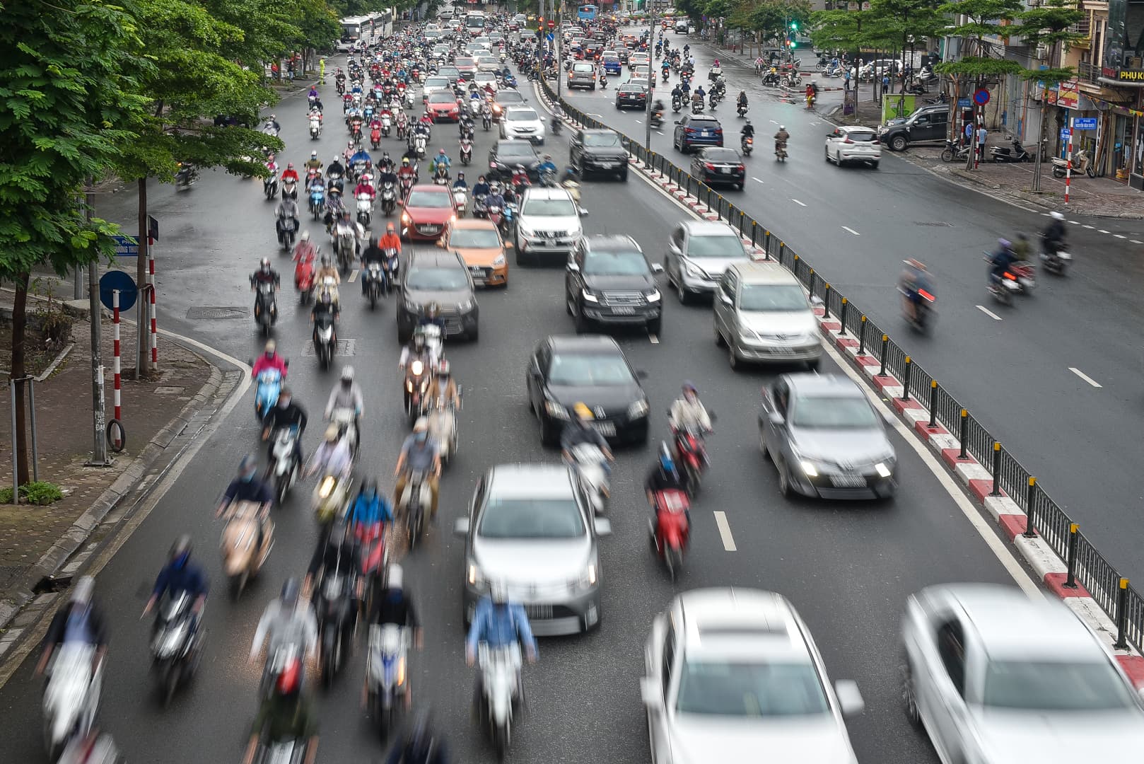 Nhịp sống tại Hà Nội dần trở lại sau nới lỏng cách ly xã hội