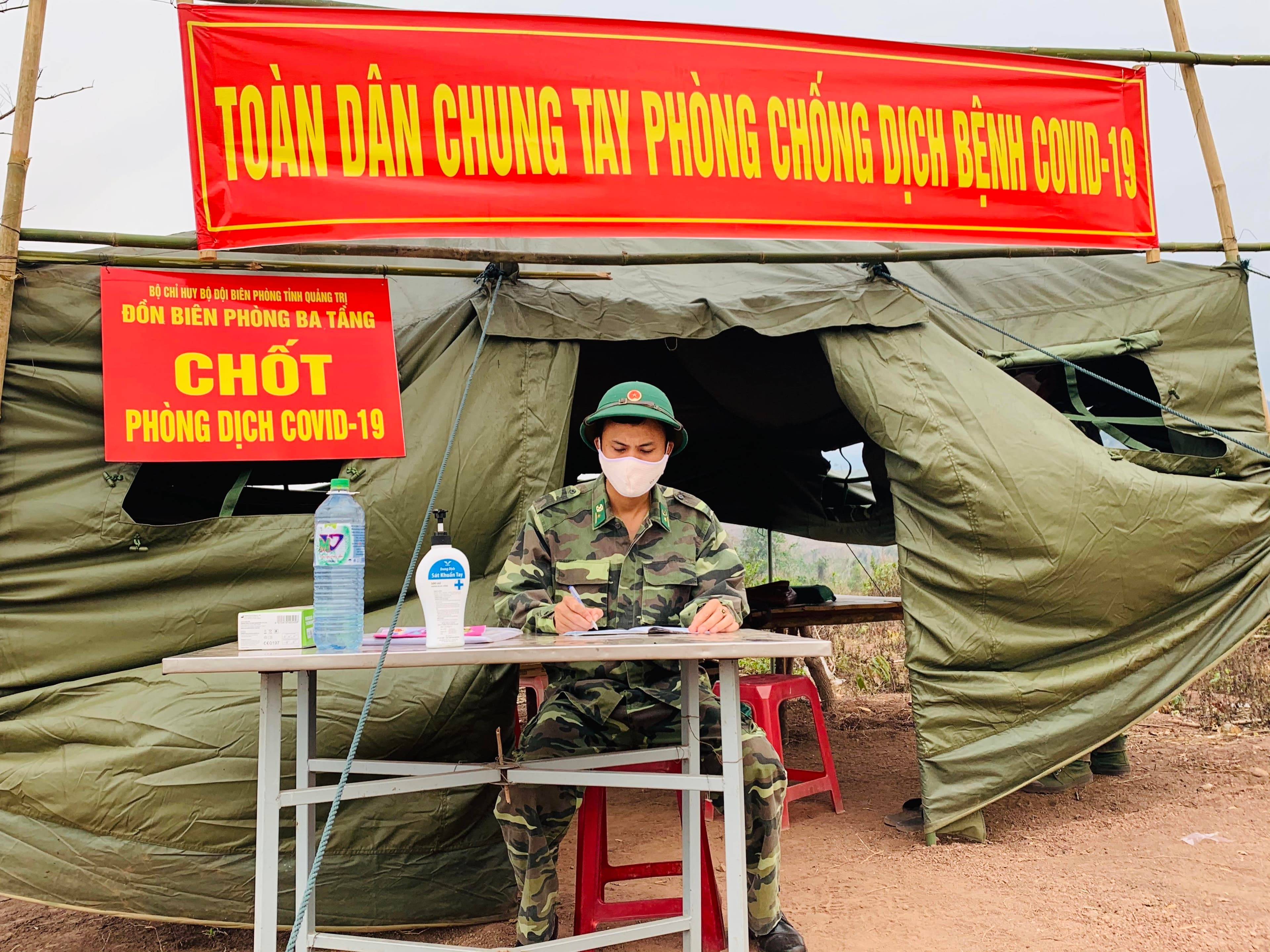 Hạnh phúc vỡ òa bên chốt chống dịch