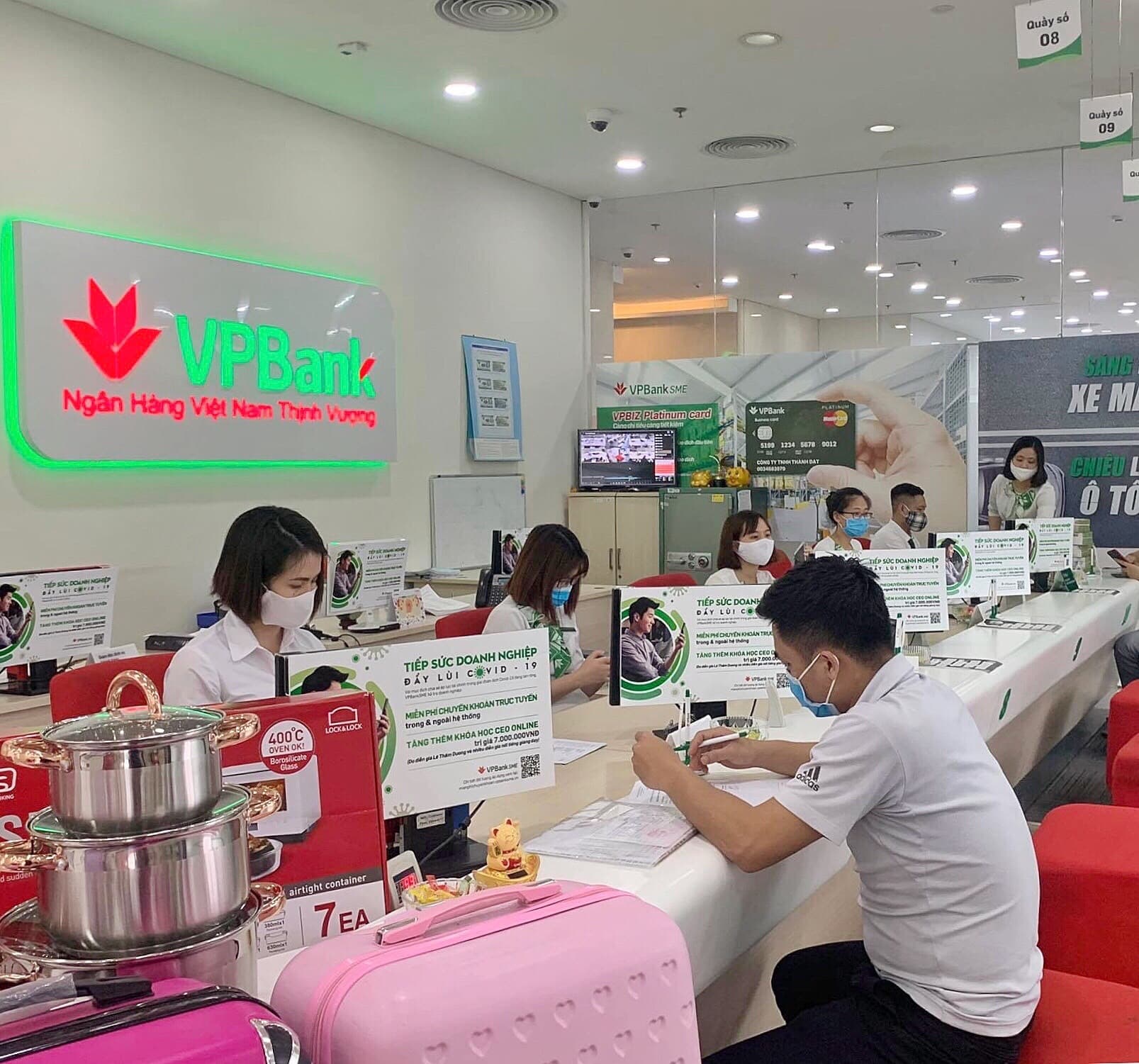 Giúp đỡ các tiểu thương vượt khó