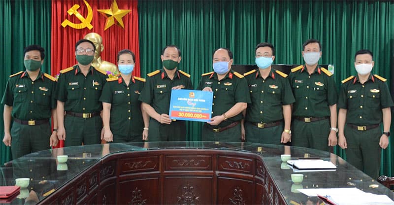 Ban Công đoàn Quốc phòng tặng quà và vật tư y tế