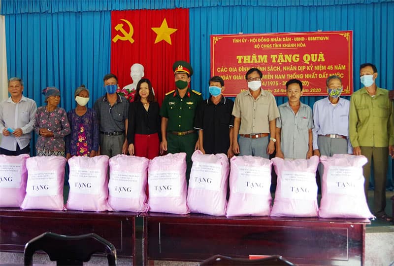 Bộ CHQS tỉnh Khánh Hòa trao 190 suất quà tặng các gia đình có công
