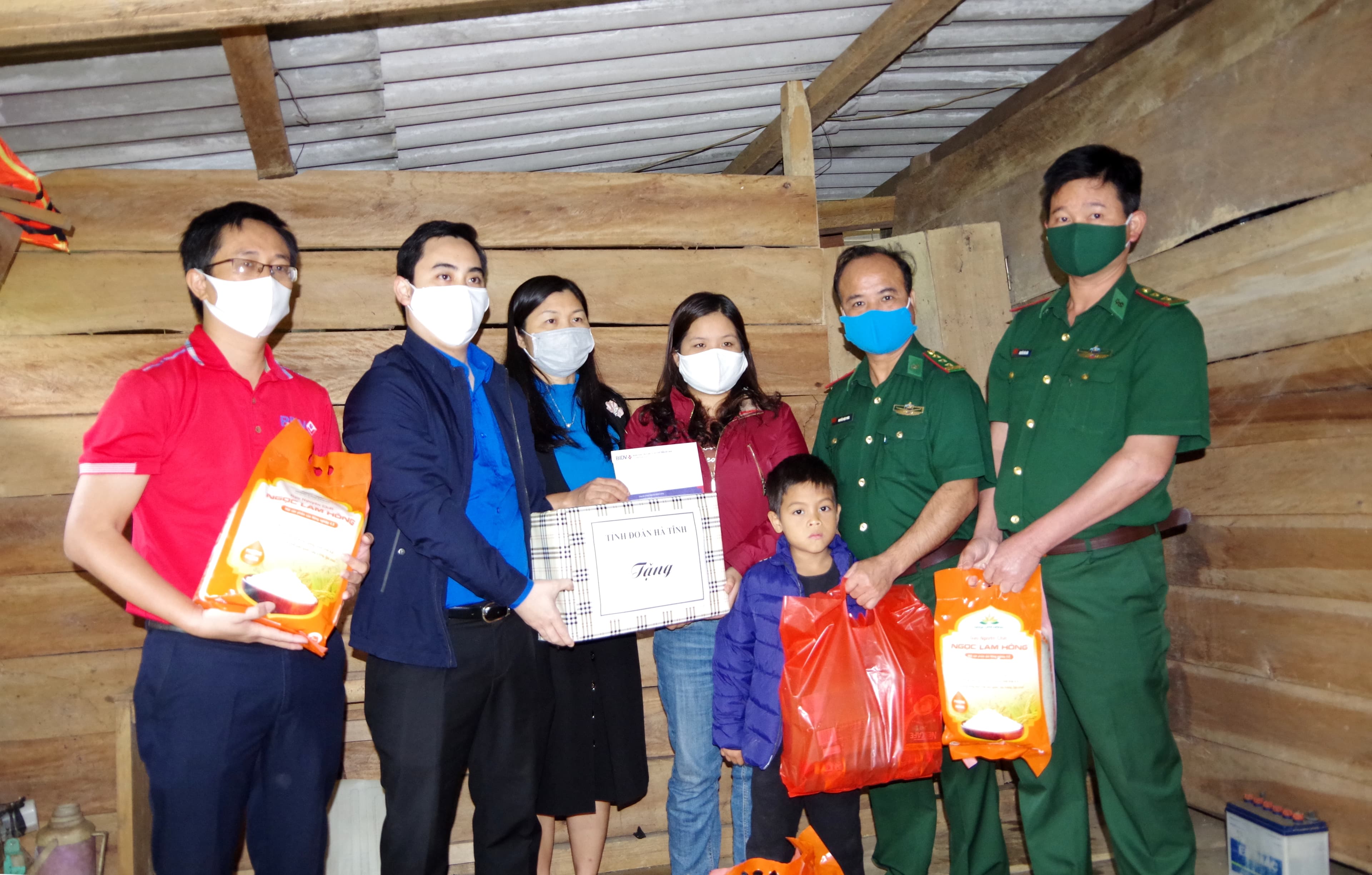 Thăm hỏi, tặng quà các thân nhân gia đình cán bộ, chiến sĩ làm nhiệm vụ phòng, chống dịch