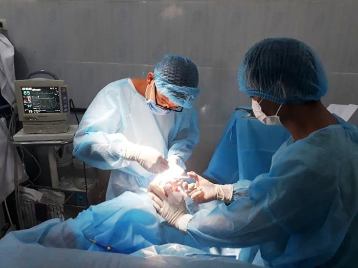 Quân y đảo Nam Yết cấp cứu ngư dân gặp nạn trên biển