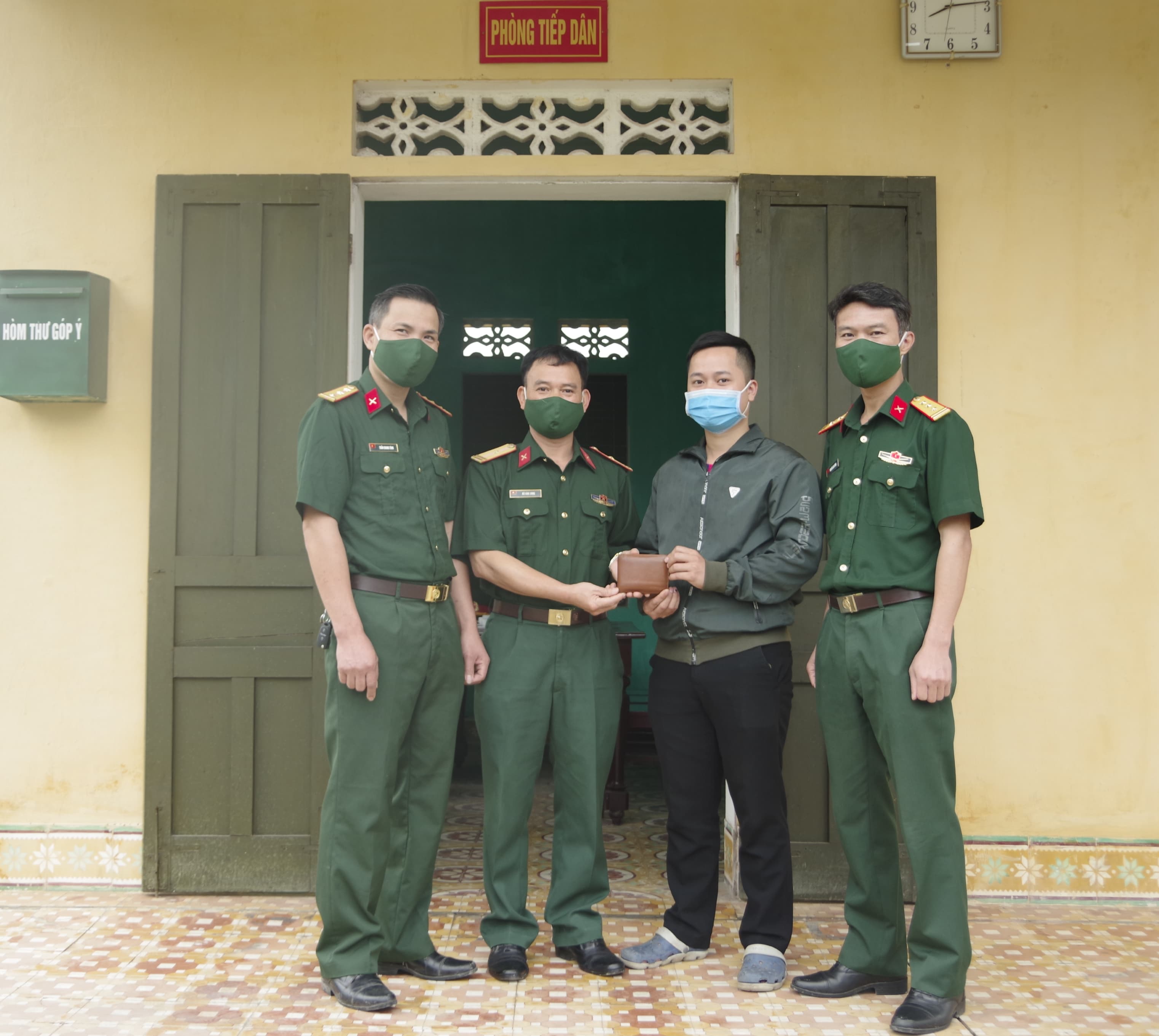 Hai quân nhân trả lại hơn 7 triệu đồng cho người đánh rơi
