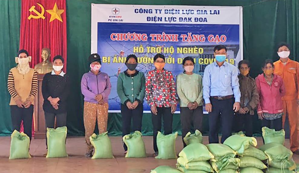 Điện lực Đak Đoa tặng gạo hỗ trợ người nghèo bị ảnh hưởng do dịch Covid-19