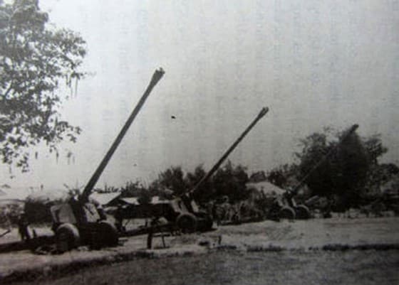 Ngày 28-4-1975, phá vỡ các khu phòng thủ, áp sát nội đô Sài Gòn