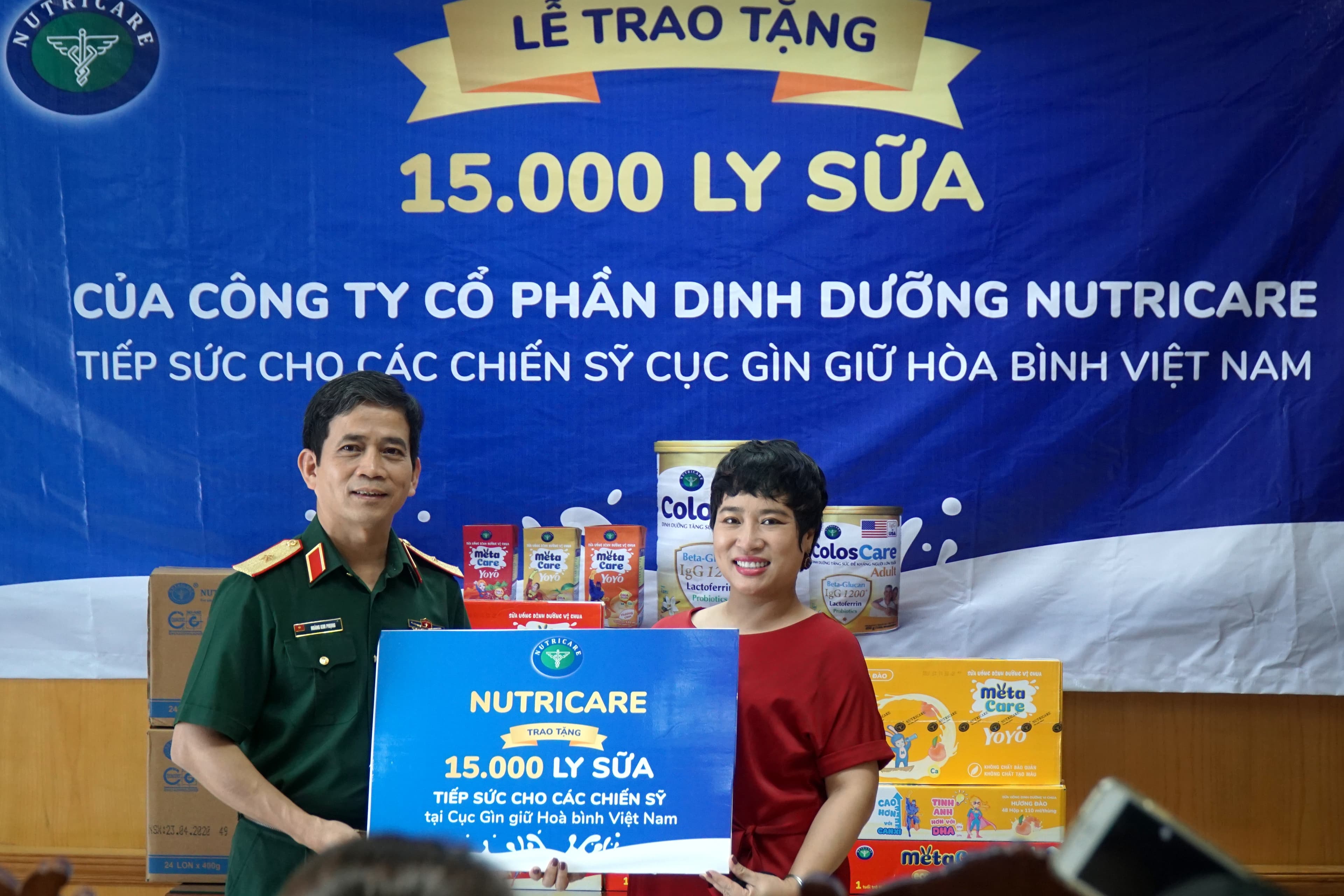 Nutricare trao tặng sữa cho lực lượng mũ nồi xanh Việt Nam