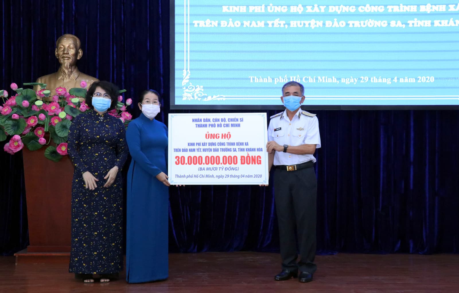 Trao kinh phí hỗ trợ xây dựng công trình Bệnh xá đảo Nam Yết