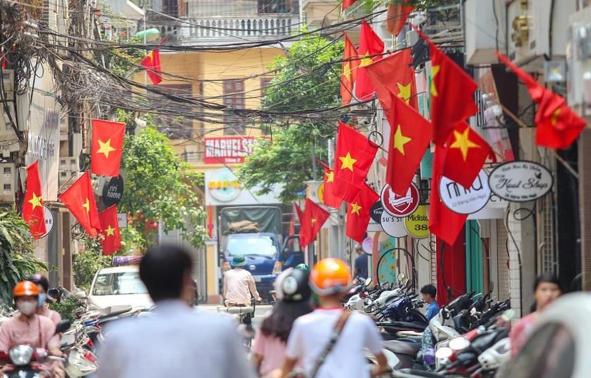 Thủ đô Hà Nội ngày nắng, đêm không mưa