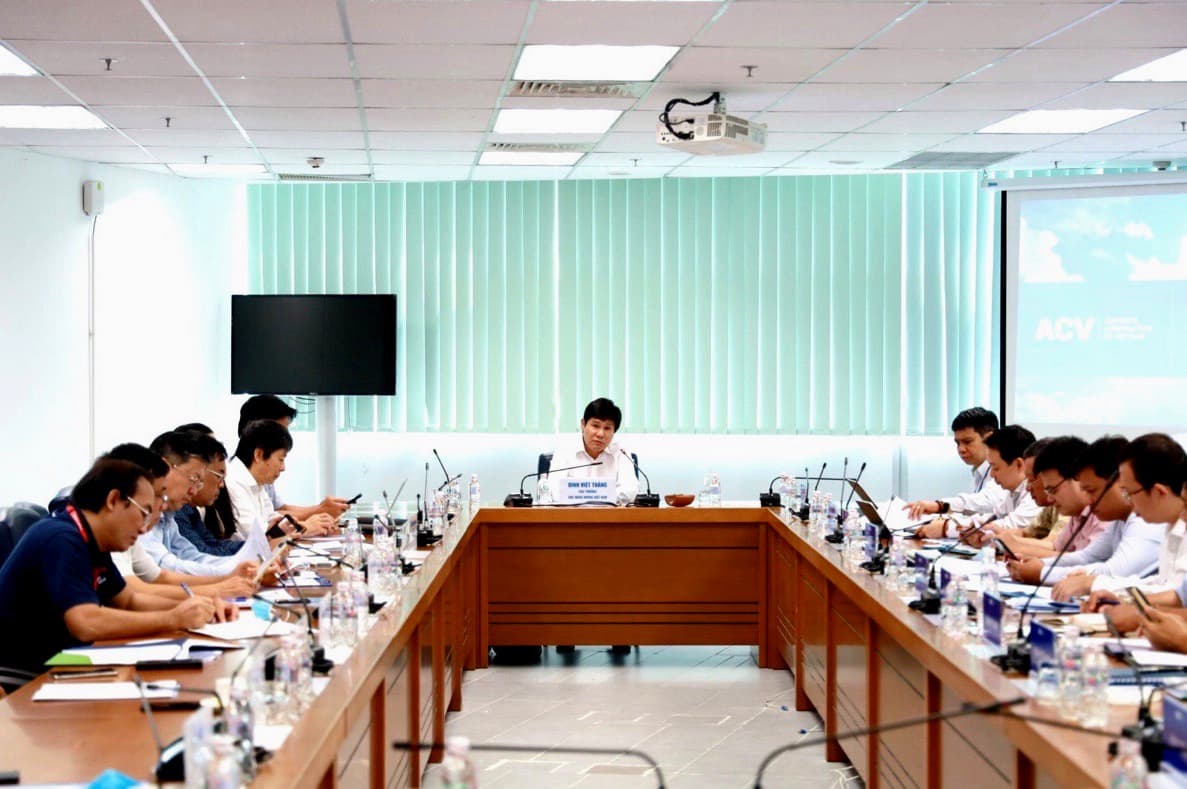 Thực hiện quy trình khai thác an toàn phòng dịch cho khách đi máy bay