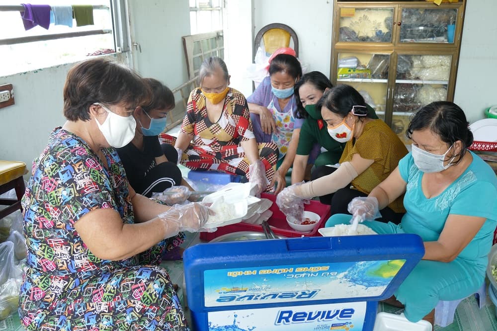 Nữ cựu chiến binh mở bếp ăn từ thiện