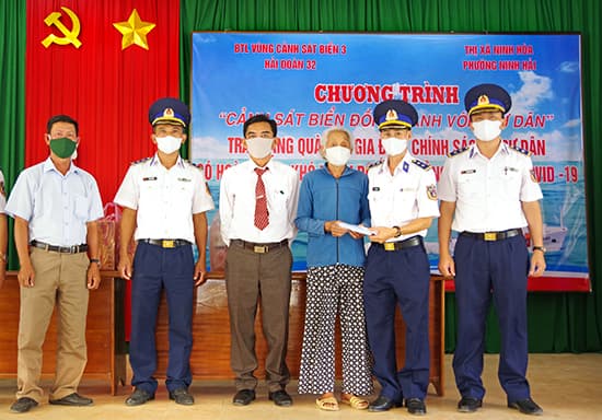 Vùng Cảnh sát biển 3 hỗ trợ ngư dân vượt qua khó khăn trong dịch Covid-19