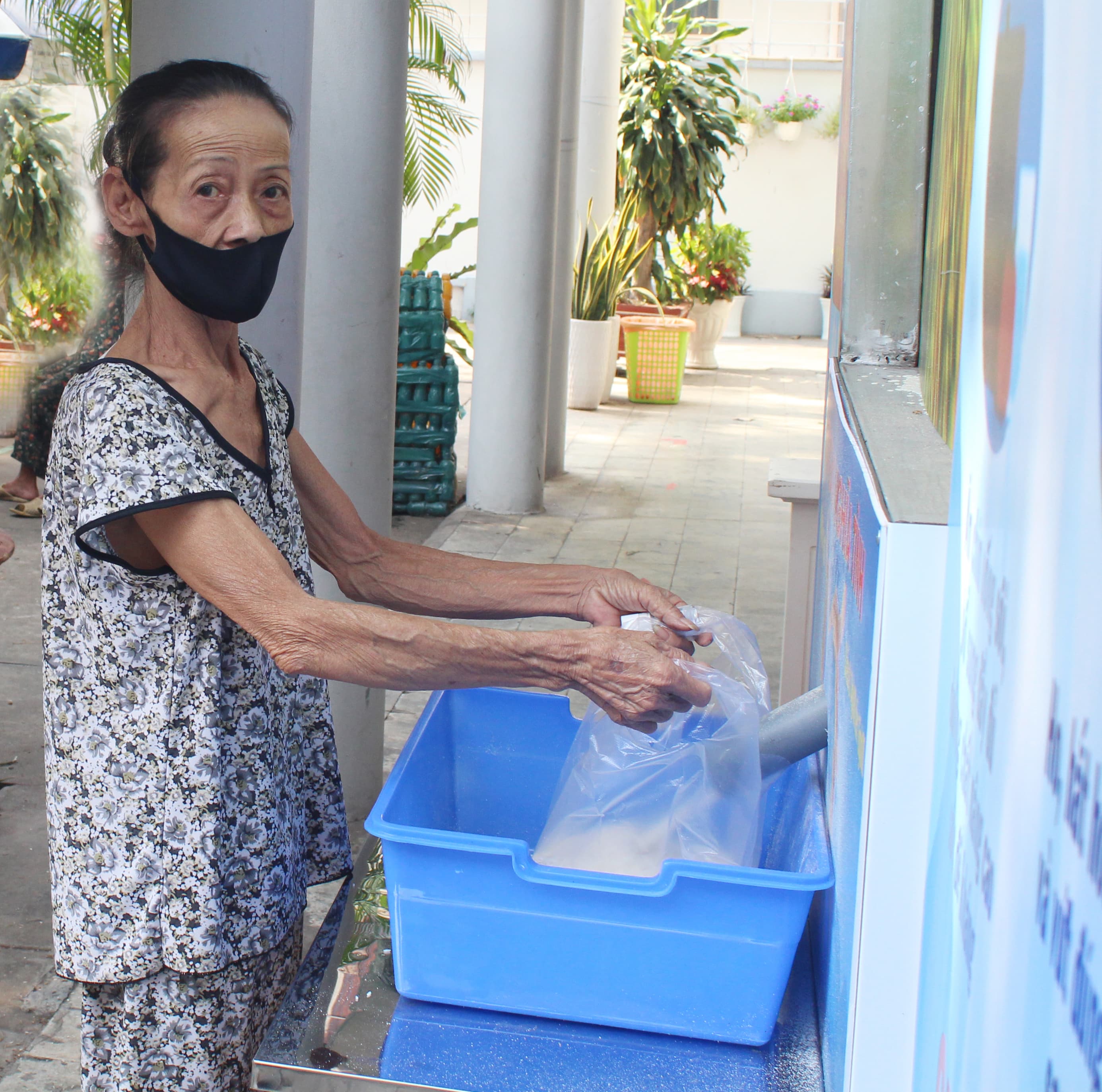 Máy "ATM gạo" miễn phí của Hội Cựu chiến binh quận Phú Nhuận