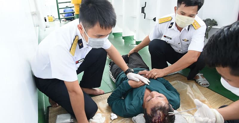 Tàu 264 Vùng 2 Hải quân cấp cứu ngư dân trên biển