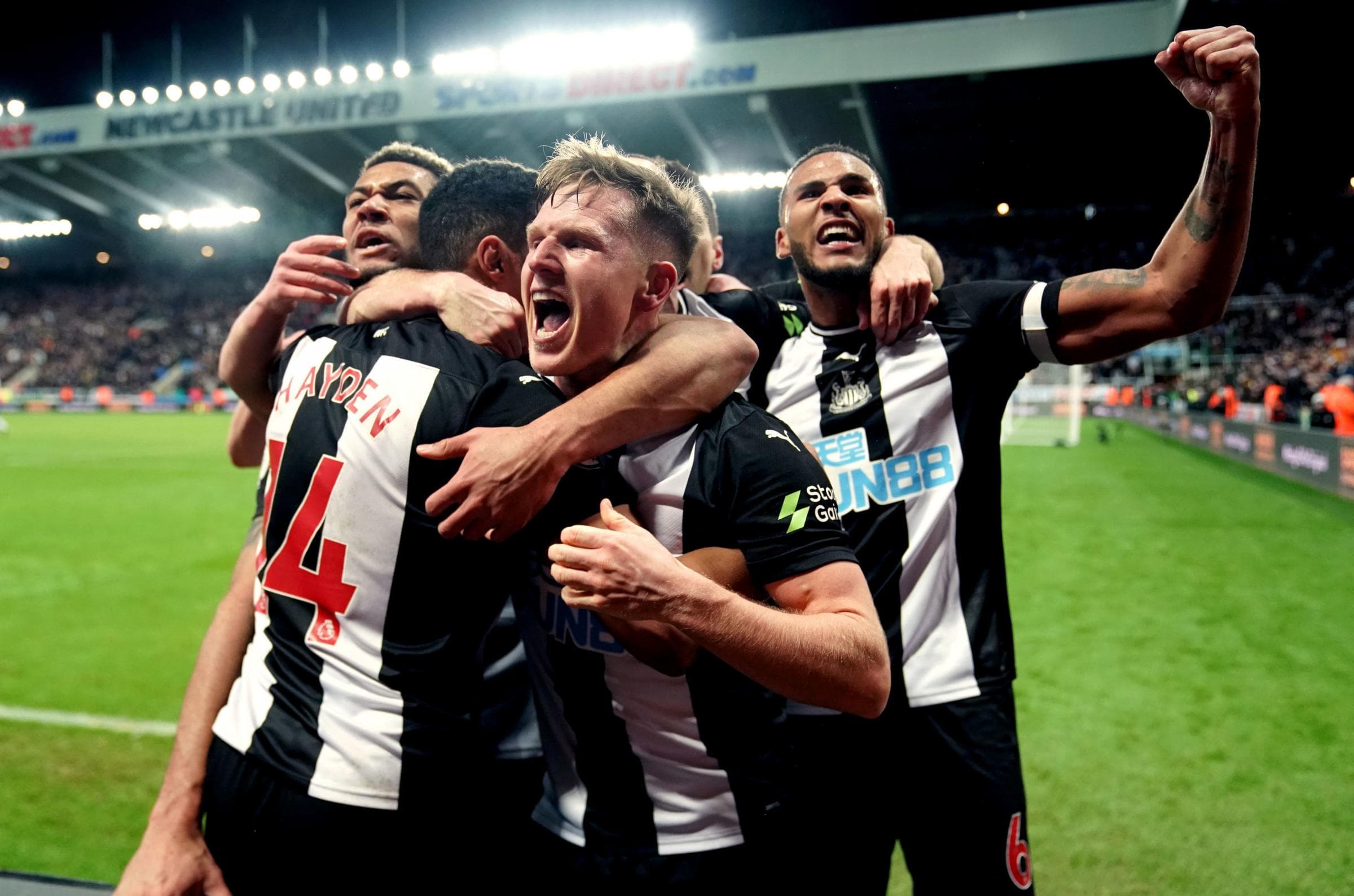Thương vụ thâu tóm Newcastle United của Thái tử Saudi Arabia gặp khó