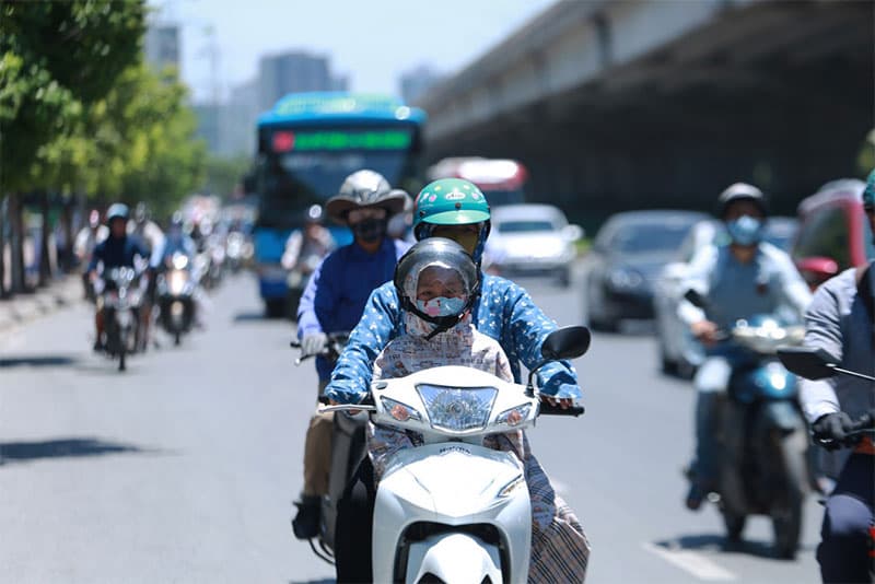 Ngày nắng nóng, đêm có mưa rào và dông vài nơi