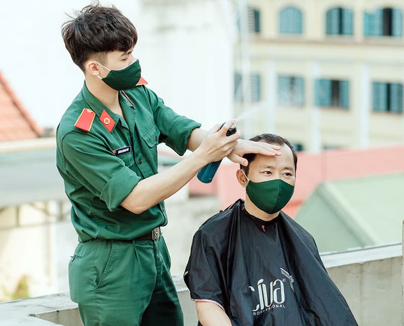 Nét đẹp câu lạc bộ cắt tóc chiến sĩ - nghệ sĩ