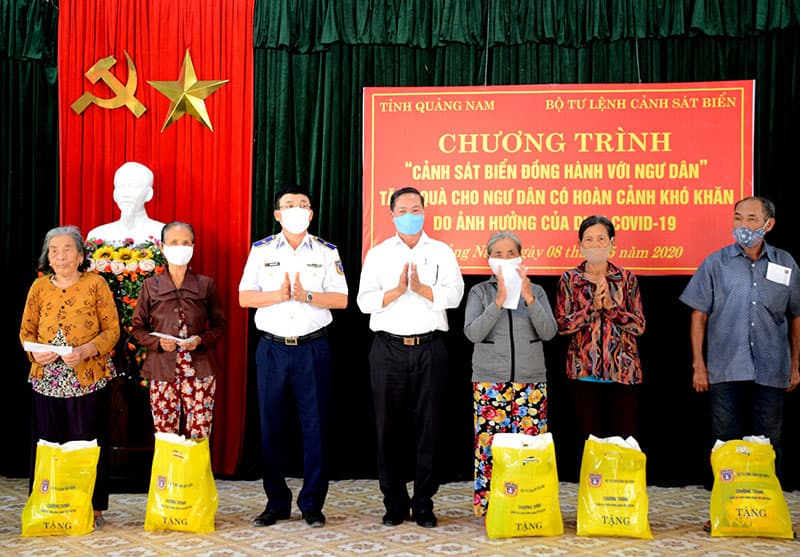 Bộ tư lệnh Cảnh sát biển tặng quà ngư dân có hoàn cảnh khó khăn tại Quảng Nam và Quảng Ngãi