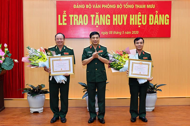 Đảng bộ Văn phòng Bộ Tổng tham mưu trao huy hiệu Đảng
