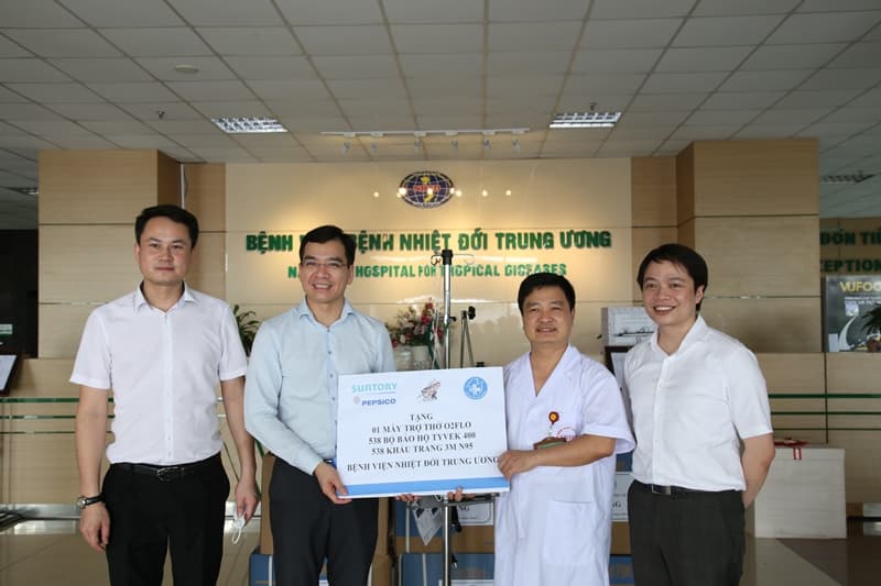 Hỗ trợ các trang thiết bị y tế tặng tuyến đầu phòng, chống dịch Covid-19